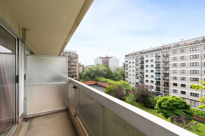 Dit ruime appartement met 2 slaapkamers, 2 terrassen, garagebox en staanplaats is gelegen op de derde verdieping van een goed onderhouden mede-eigendom.

INDELING:
Via de inkomhal bereikt men de lichtrijke woonkamer met aansluitende eetruimte en een apart