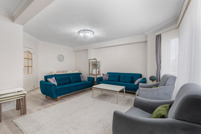 Dit volledig instapklare en smaakvol gerenoveerde appartement met 2 slaapkamers en terras bevindt zich op de
tweede verdieping van een verzorgd gebouw, op een uiterst gunstige locatie op wandelafstand van Tour & Taxis en de levendige Kanaalwijk.
De buurt 