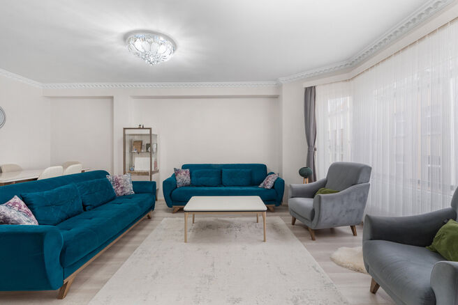 Dit volledig instapklare en smaakvol gerenoveerde appartement met 2 slaapkamers en terras bevindt zich op de
tweede verdieping van een verzorgd gebouw, op een uiterst gunstige locatie op wandelafstand van Tour & Taxis en de levendige Kanaalwijk.
De buurt 