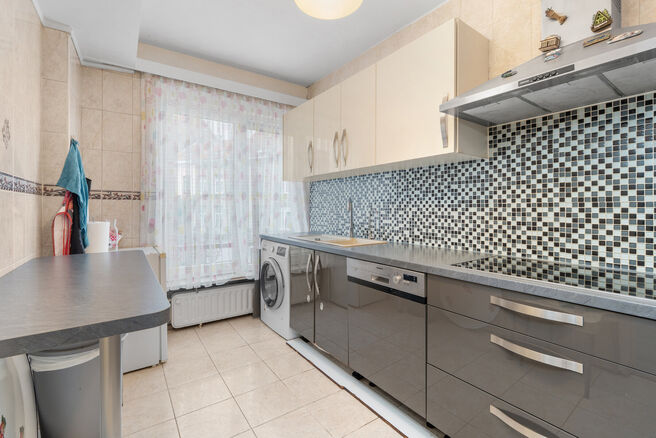 Dit volledig instapklare en smaakvol gerenoveerde appartement met 2 slaapkamers en terras bevindt zich op de
tweede verdieping van een verzorgd gebouw, op een uiterst gunstige locatie op wandelafstand van Tour & Taxis en de levendige Kanaalwijk.
De buurt 