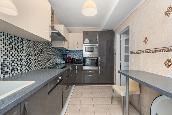 Dit volledig instapklare en smaakvol gerenoveerde appartement met 2 slaapkamers en terras bevindt zich op de
tweede verdieping van een verzorgd gebouw, op een uiterst gunstige locatie op wandelafstand van Tour & Taxis en de levendige Kanaalwijk.
De buurt 