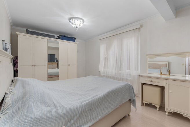 Dit volledig instapklare en smaakvol gerenoveerde appartement met 2 slaapkamers en terras bevindt zich op de
tweede verdieping van een verzorgd gebouw, op een uiterst gunstige locatie op wandelafstand van Tour & Taxis en de levendige Kanaalwijk.
De buurt 