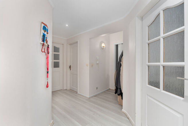 Dit volledig instapklare en smaakvol gerenoveerde appartement met 2 slaapkamers en terras bevindt zich op de
tweede verdieping van een verzorgd gebouw, op een uiterst gunstige locatie op wandelafstand van Tour & Taxis en de levendige Kanaalwijk.
De buurt 