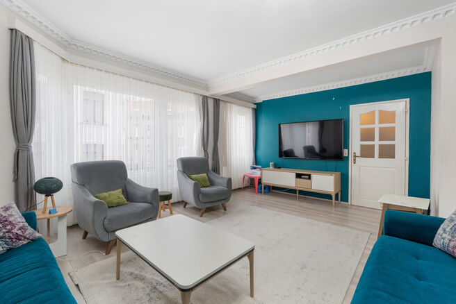 Dit volledig instapklare en smaakvol gerenoveerde appartement met 2 slaapkamers en terras bevindt zich op de
tweede verdieping van een verzorgd gebouw, op een uiterst gunstige locatie op wandelafstand van Tour & Taxis en de levendige Kanaalwijk.
De buurt 