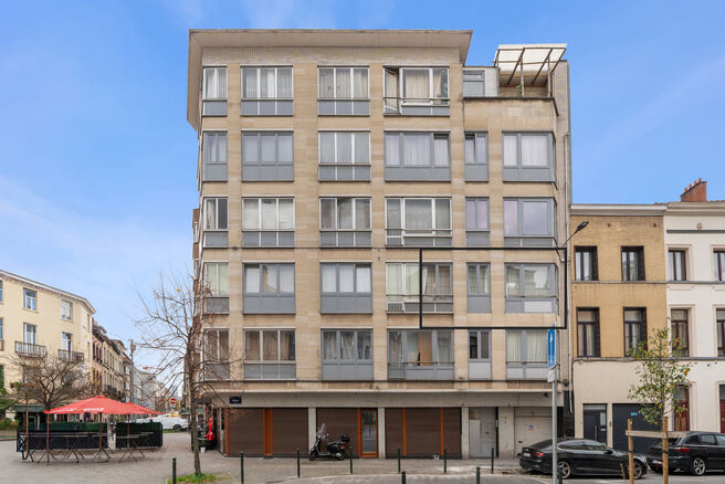 Dit volledig instapklare en smaakvol gerenoveerde appartement met 2 slaapkamers en terras bevindt zich op de
tweede verdieping van een verzorgd gebouw, op een uiterst gunstige locatie op wandelafstand van Tour & Taxis en de levendige Kanaalwijk.
De buurt 