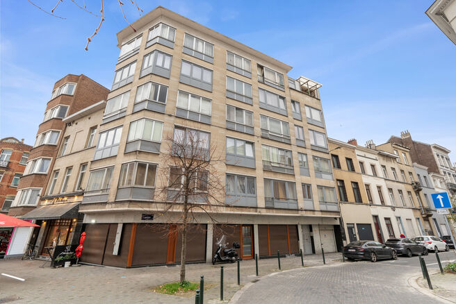 Dit volledig instapklare en smaakvol gerenoveerde appartement met 2 slaapkamers en terras bevindt zich op de
tweede verdieping van een verzorgd gebouw, op een uiterst gunstige locatie op wandelafstand van Tour & Taxis en de levendige Kanaalwijk.
De buurt 