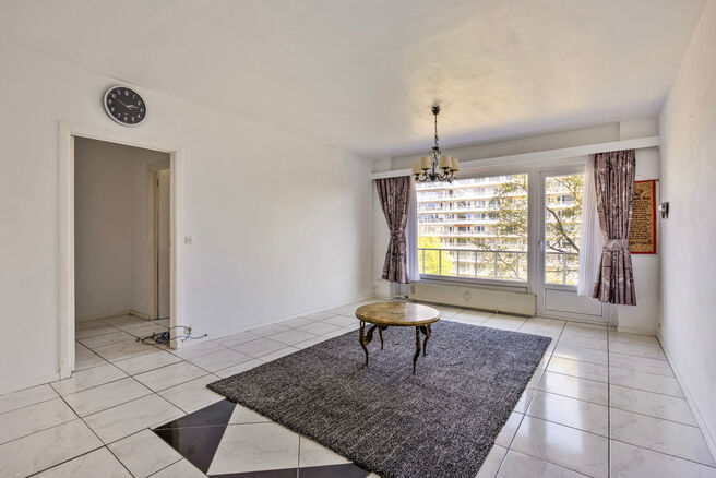 Dit appartement met twee slaapkamers en een ruim westgericht terras van 18 m² ligt op een toplocatie in de wijk Roodebeek, vlak bij het trein- en metrostation Roodebeek en achter het befaamde Woluwe Shopping Center. Het gebouw bevindt zich in een groene,
