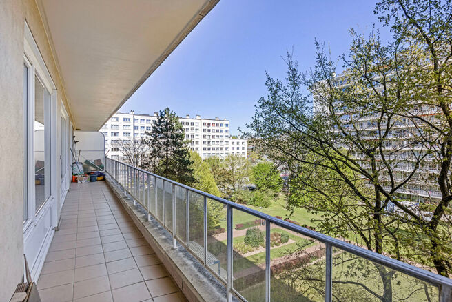 Dit appartement met twee slaapkamers en een ruim westgericht terras van 18 m² ligt op een toplocatie in de wijk Roodebeek, vlak bij het trein- en metrostation Roodebeek en achter het befaamde Woluwe Shopping Center. Het gebouw bevindt zich in een groene,