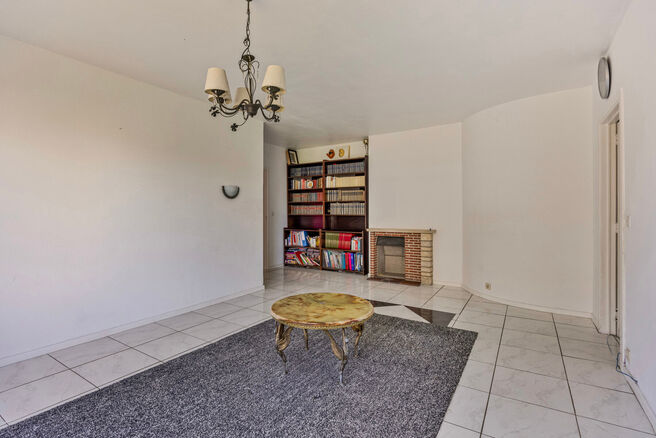 Dit appartement met twee slaapkamers en een ruim westgericht terras van 18 m² ligt op een toplocatie in de wijk Roodebeek, vlak bij het trein- en metrostation Roodebeek en achter het befaamde Woluwe Shopping Center. Het gebouw bevindt zich in een groene,
