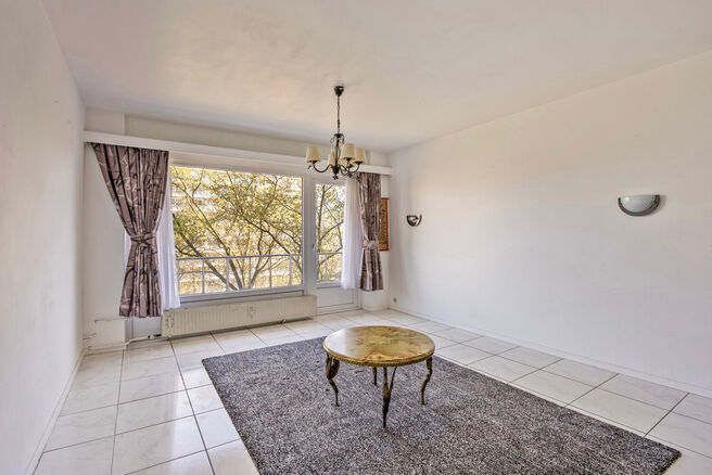 Dit appartement met twee slaapkamers en een ruim westgericht terras van 18 m² ligt op een toplocatie in de wijk Roodebeek, vlak bij het trein- en metrostation Roodebeek en achter het befaamde Woluwe Shopping Center. Het gebouw bevindt zich in een groene,