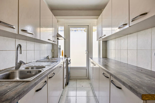 Dit appartement met twee slaapkamers en een ruim westgericht terras van 18 m² ligt op een toplocatie in de wijk Roodebeek, vlak bij het trein- en metrostation Roodebeek en achter het befaamde Woluwe Shopping Center. Het gebouw bevindt zich in een groene,