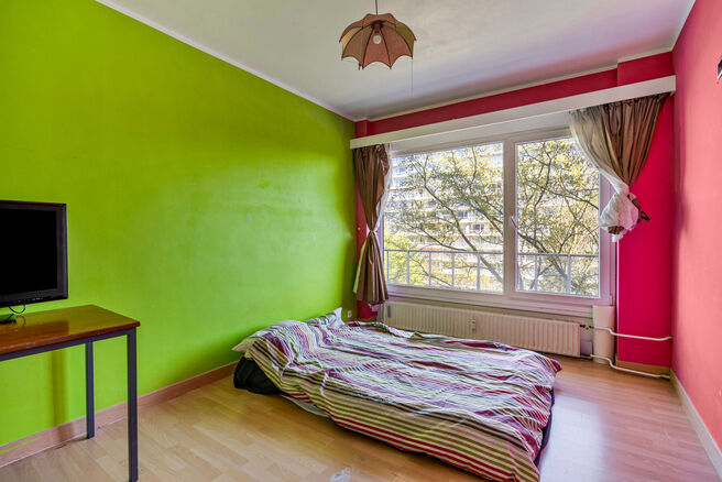 Dit appartement met twee slaapkamers en een ruim westgericht terras van 18 m² ligt op een toplocatie in de wijk Roodebeek, vlak bij het trein- en metrostation Roodebeek en achter het befaamde Woluwe Shopping Center. Het gebouw bevindt zich in een groene,