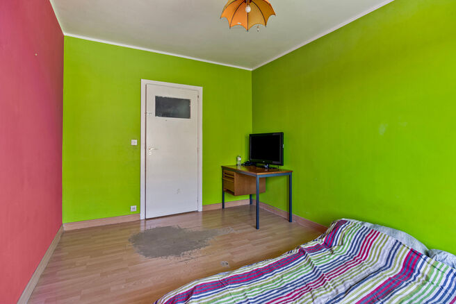 Dit appartement met twee slaapkamers en een ruim westgericht terras van 18 m² ligt op een toplocatie in de wijk Roodebeek, vlak bij het trein- en metrostation Roodebeek en achter het befaamde Woluwe Shopping Center. Het gebouw bevindt zich in een groene,