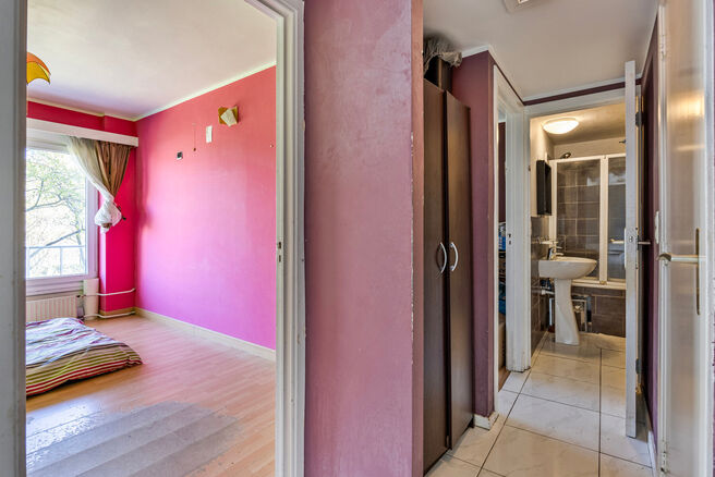 Dit appartement met twee slaapkamers en een ruim westgericht terras van 18 m² ligt op een toplocatie in de wijk Roodebeek, vlak bij het trein- en metrostation Roodebeek en achter het befaamde Woluwe Shopping Center. Het gebouw bevindt zich in een groene,
