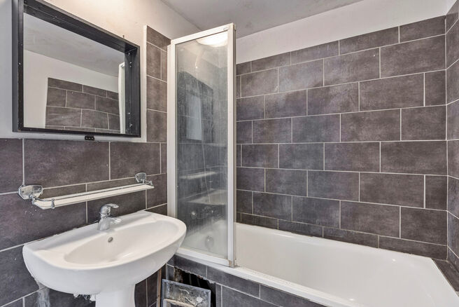 Dit appartement met twee slaapkamers en een ruim westgericht terras van 18 m² ligt op een toplocatie in de wijk Roodebeek, vlak bij het trein- en metrostation Roodebeek en achter het befaamde Woluwe Shopping Center. Het gebouw bevindt zich in een groene,