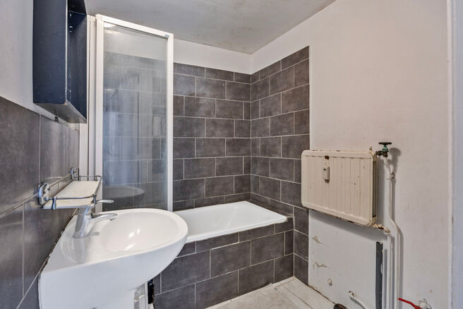 Dit appartement met twee slaapkamers en een ruim westgericht terras van 18 m² ligt op een toplocatie in de wijk Roodebeek, vlak bij het trein- en metrostation Roodebeek en achter het befaamde Woluwe Shopping Center. Het gebouw bevindt zich in een groene,