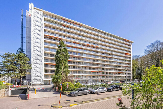 Dit appartement met twee slaapkamers en een ruim westgericht terras van 18 m² ligt op een toplocatie in de wijk Roodebeek, vlak bij het trein- en metrostation Roodebeek en achter het befaamde Woluwe Shopping Center. Het gebouw bevindt zich in een groene,