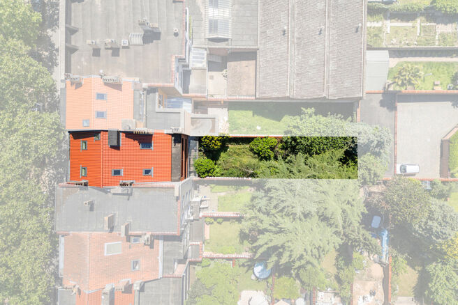 Tweegezinswoning bestaande uit een appartement en een duplex appartement, met garage, tuin en terrassen.
Het gebouw heeft in totaal 8 slaapkamers en 3 badkamers.

INDELING:
Op de eerste verdieping bevindt zich een appartement met &eacute;&eacute;n slaapkamer en een t