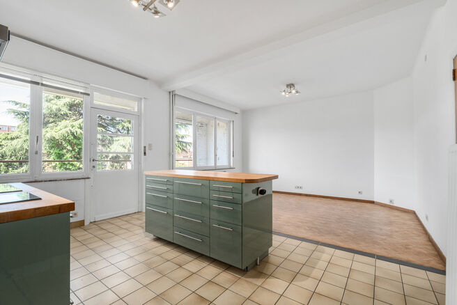 Tweegezinswoning bestaande uit een appartement en een duplex appartement, met garage, tuin en terrassen.
Het gebouw heeft in totaal 8 slaapkamers en 3 badkamers.

INDELING:
Op de eerste verdieping bevindt zich een appartement met &eacute;&eacute;n slaapkamer en een t