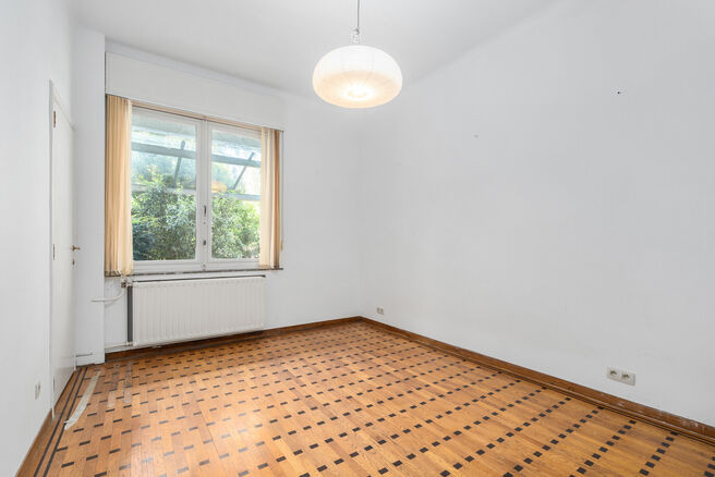 Tweegezinswoning bestaande uit een appartement en een duplex appartement, met garage, tuin en terrassen.
Het gebouw heeft in totaal 8 slaapkamers en 3 badkamers.

INDELING:
Op de eerste verdieping bevindt zich een appartement met &eacute;&eacute;n slaapkamer en een t