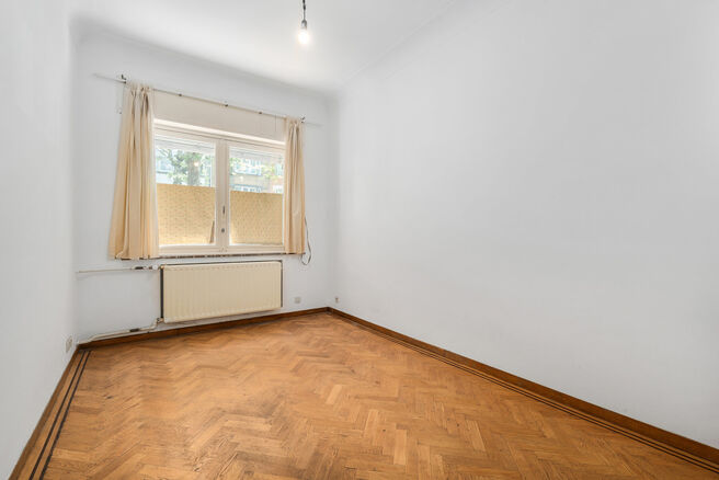 Tweegezinswoning bestaande uit een appartement en een duplex appartement, met garage, tuin en terrassen.
Het gebouw heeft in totaal 8 slaapkamers en 3 badkamers.

INDELING:
Op de eerste verdieping bevindt zich een appartement met &eacute;&eacute;n slaapkamer en een t
