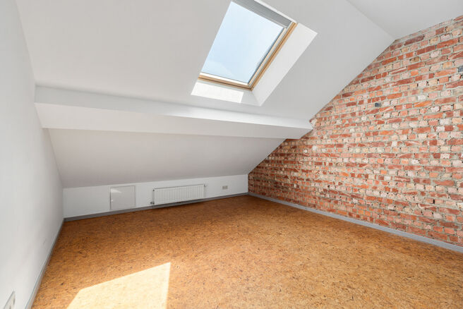 Tweegezinswoning bestaande uit een appartement en een duplex appartement, met garage, tuin en terrassen.
Het gebouw heeft in totaal 8 slaapkamers en 3 badkamers.

INDELING:
Op de eerste verdieping bevindt zich een appartement met &eacute;&eacute;n slaapkamer en een t
