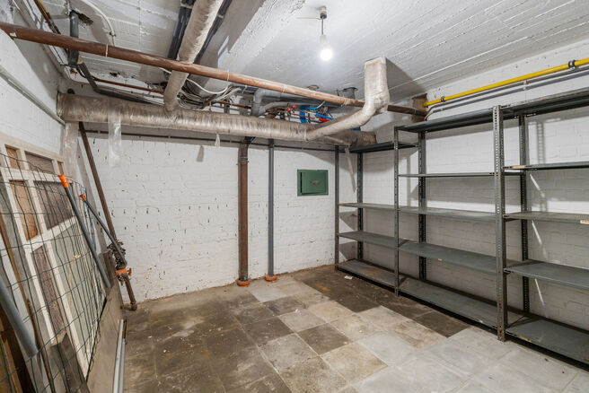 Tweegezinswoning bestaande uit een appartement en een duplex appartement, met garage, tuin en terrassen.
Het gebouw heeft in totaal 8 slaapkamers en 3 badkamers.

INDELING:
Op de eerste verdieping bevindt zich een appartement met &eacute;&eacute;n slaapkamer en een t
