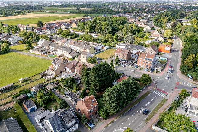Mooi breed perceel van 5a 51ca voor bebouwen met een meergezinswoning bestaande uit maximum twee bouwlagen onder de kroonlijst, met hellend dak. Extra documenten op aanvraag.

Een tweede grond naast deze grond staat ook te koop voor een prijs van 175.000 