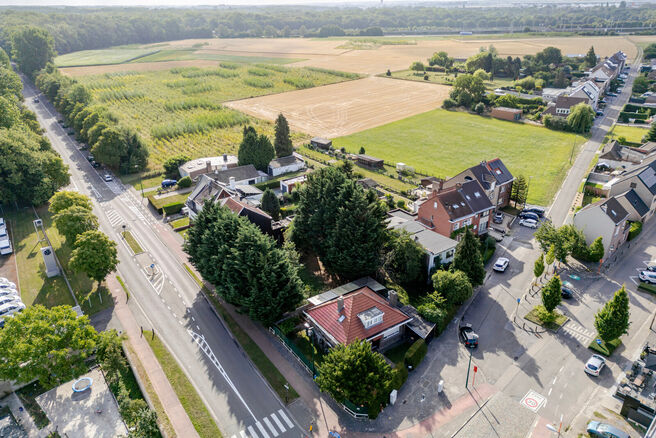 Mooi breed perceel van 5a 51ca voor bebouwen met een meergezinswoning bestaande uit maximum twee bouwlagen onder de kroonlijst, met hellend dak. Extra documenten op aanvraag.

Een tweede grond naast deze grond staat ook te koop voor een prijs van 175.000 