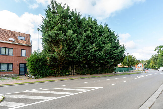 Mooi breed perceel van 5a 51ca voor bebouwen met een meergezinswoning bestaande uit maximum twee bouwlagen onder de kroonlijst, met hellend dak. Extra documenten op aanvraag.

Een tweede grond naast deze grond staat ook te koop voor een prijs van 175.000 