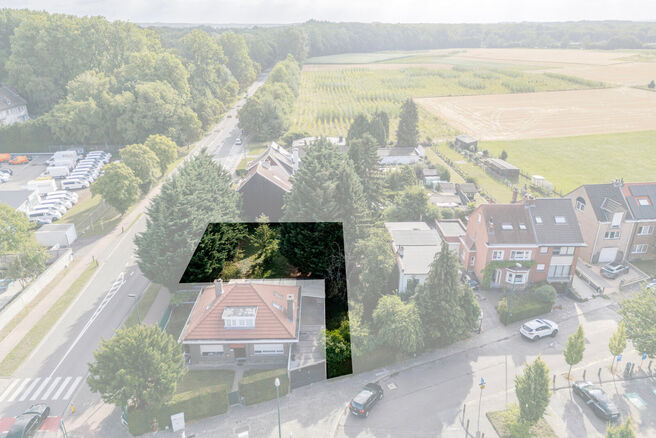 Beautiful wide plot of 5 ares 51 centiares intended for the construction of a multi-family building, comprising a maximum of two floors below the eaves, with a pitched roof.
