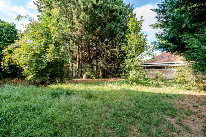 Beautiful wide plot of 5 ares 51 centiares intended for the construction of a multi-family building, comprising a maximum of two floors below the eaves, with a pitched roof.