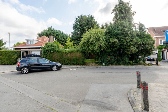 Beautiful wide plot of 5 ares 51 centiares intended for the construction of a multi-family building, comprising a maximum of two floors below the eaves, with a pitched roof.