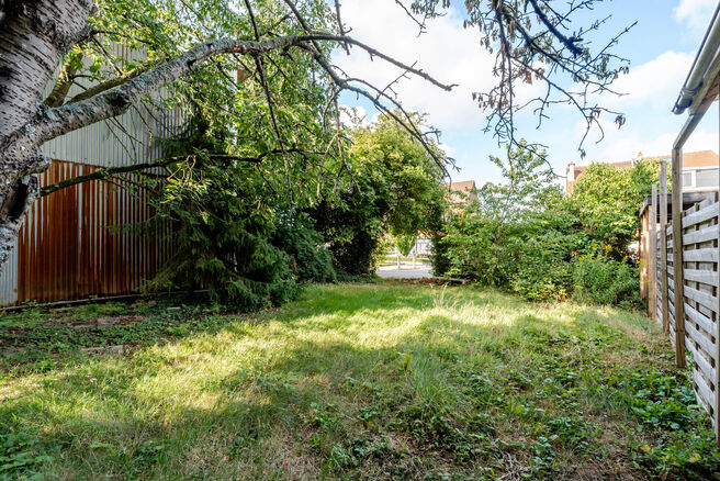 Rural building plot (2a 21ca = 221 m&sup2;) suitable for a semi-detached single-family home.
A visual simulation showing the possible building width and depth is included in the photo gallery.

LOCATION:
▪️ Shops and amenities within easy reach &ndash; Aldi (