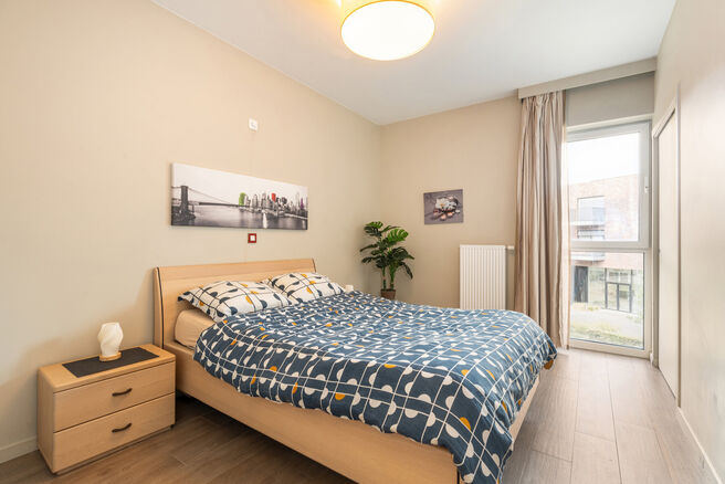 Beautiful furnished apartment with terrace, underground parking space and private cellar, ideally located close to public transport and a wide range of amenities.
LAYOUT:
Upon entering the apartment, you are welcomed into a pleasant open-plan living area