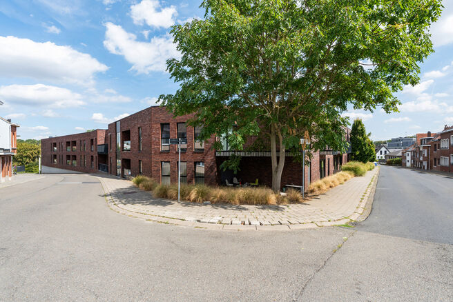Beautiful furnished apartment with terrace, underground parking space and private cellar, ideally located close to public transport and a wide range of amenities.
LAYOUT:
Upon entering the apartment, you are welcomed into a pleasant open-plan living area