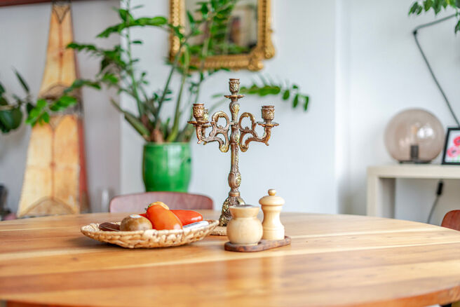 This contemporary, fully move-in-ready two-bedroom apartment is located in a small-scale co-ownership in Strombeek-Bever.
The apartment features a southeast-facing terrace and includes two practical private cellars for additional storage space.
With its m