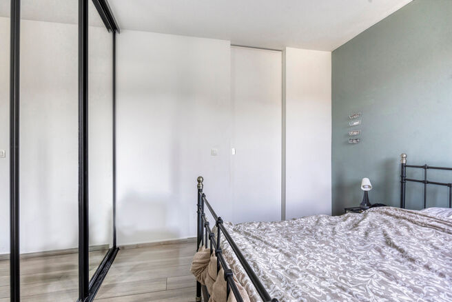 This recently built one-bedroom apartment from 2019 combines modern living comfort with an excellent location near Tour & Taxis.
Located on the first floor of a small-scale co-ownership with low charges, this apartment features a spacious, bright living a