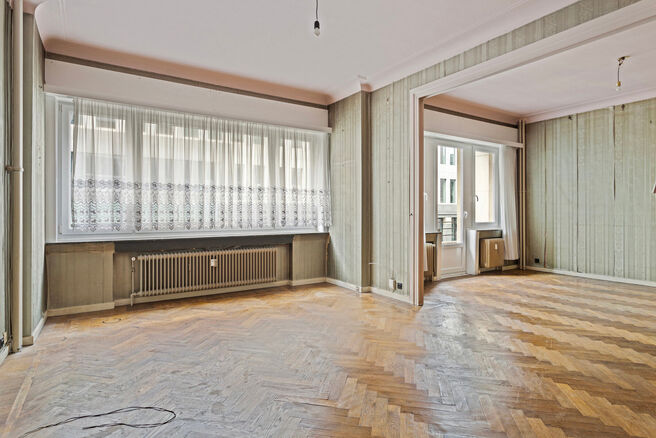 This classy one-bedroom apartment with 2 terraces and 2 spacious attic storerooms is located on the 2nd floor of a co-ownership building, perfectly situated in the European Quarter, between Schuman and Brussels Park.

The apartment is arranged as follows: