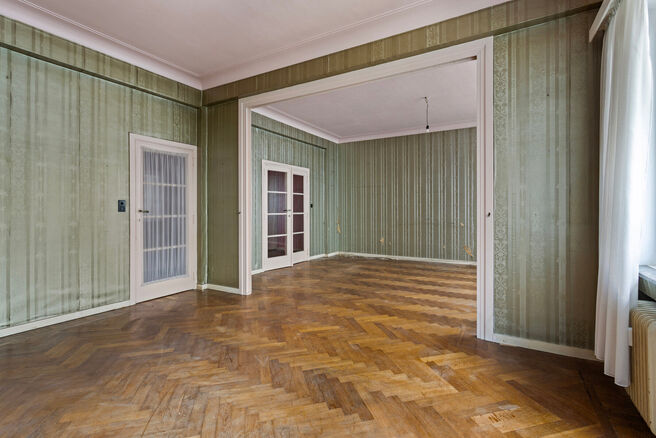 This classy one-bedroom apartment with 2 terraces and 2 spacious attic storerooms is located on the 2nd floor of a co-ownership building, perfectly situated in the European Quarter, between Schuman and Brussels Park.

The apartment is arranged as follows: