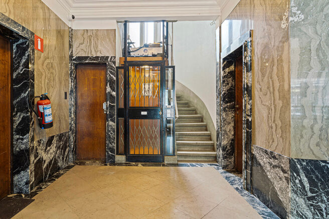 This classy one-bedroom apartment with 2 terraces and 2 spacious attic storerooms is located on the 2nd floor of a co-ownership building, perfectly situated in the European Quarter, between Schuman and Brussels Park.

The apartment is arranged as follows: