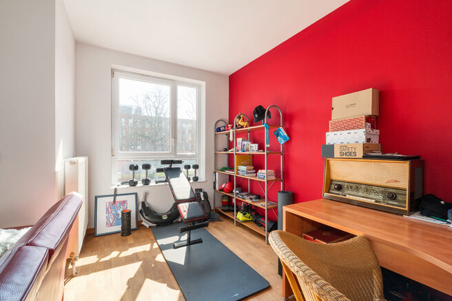 This bright 1-bedroom apartment is ideally located in the sought-after &ldquo;La Chasse&rdquo; area of Etterbeek, within walking distance of the VUB and ULB campuses, and on the border with Woluwe-Saint-Pierre (Chant d&rsquo;Oiseau) and Auderghem.

The apartment feat