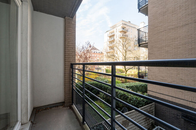 This bright 1-bedroom apartment is ideally located in the sought-after &ldquo;La Chasse&rdquo; area of Etterbeek, within walking distance of the VUB and ULB campuses, and on the border with Woluwe-Saint-Pierre (Chant d&rsquo;Oiseau) and Auderghem.

The apartment feat