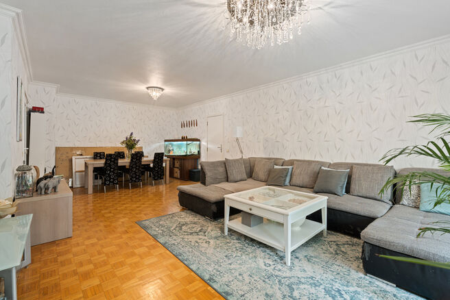 This move-in-ready three-bedroom apartment is centrally located on the village square of Strombeek-Bever, with numerous amenities in the immediate vicinity and within walking distance. Brussels is very quickly and easily accessible. It features a beautifu