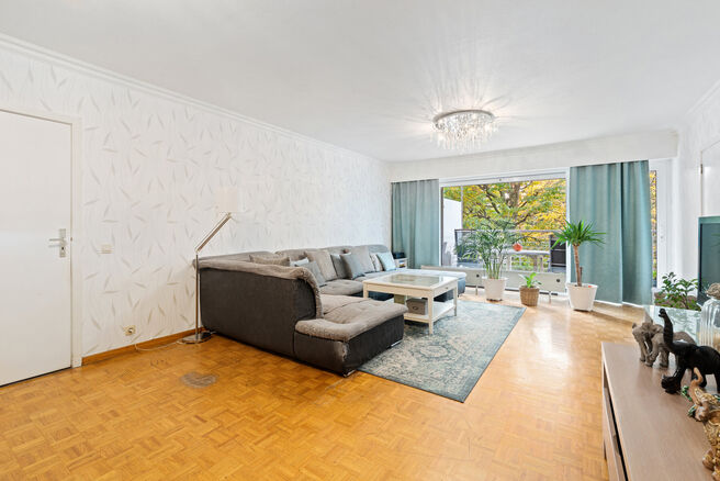 This move-in-ready three-bedroom apartment is centrally located on the village square of Strombeek-Bever, with numerous amenities in the immediate vicinity and within walking distance. Brussels is very quickly and easily accessible. It features a beautifu