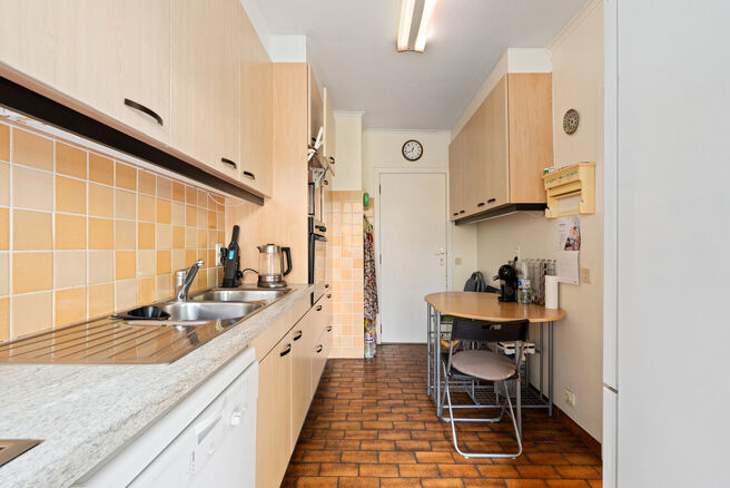 This move-in-ready three-bedroom apartment is centrally located on the village square of Strombeek-Bever, with numerous amenities in the immediate vicinity and within walking distance. Brussels is very quickly and easily accessible. It features a beautifu