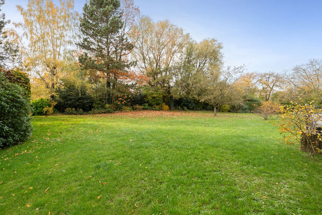 This move-in-ready three-bedroom apartment is centrally located on the village square of Strombeek-Bever, with numerous amenities in the immediate vicinity and within walking distance. Brussels is very quickly and easily accessible. It features a beautifu