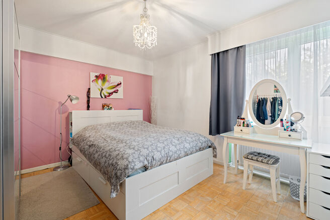 This move-in-ready three-bedroom apartment is centrally located on the village square of Strombeek-Bever, with numerous amenities in the immediate vicinity and within walking distance. Brussels is very quickly and easily accessible. It features a beautifu