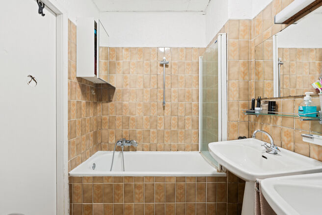 This move-in-ready three-bedroom apartment is centrally located on the village square of Strombeek-Bever, with numerous amenities in the immediate vicinity and within walking distance. Brussels is very quickly and easily accessible. It features a beautifu