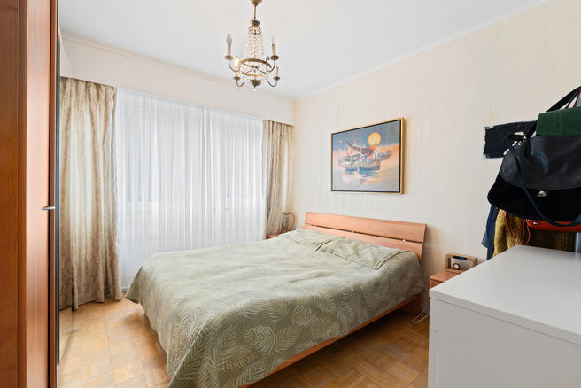 This move-in-ready three-bedroom apartment is centrally located on the village square of Strombeek-Bever, with numerous amenities in the immediate vicinity and within walking distance. Brussels is very quickly and easily accessible. It features a beautifu